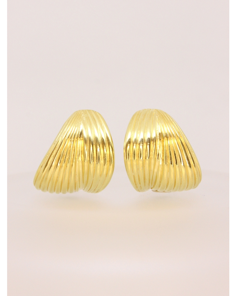 <P>Pendientes de plata de primera ley (925) bañados en oro amarillo de 18kt.</P>
<P>Cierre de presión.</P>
<P>Medida: 2,5 x 2 