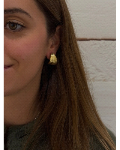 <P>Pendientes de plata de primera ley (925) bañados en oro amarillo de 18kt.</P>
<P>Cierre de presión.</P>
<P>Medida: 2,5 x 2 