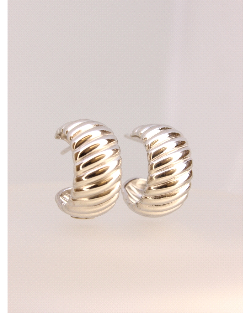 <P>Pendientes de plata de primera ley (925) bañados en oro amarillo de 18kt.</P>
<P>Cierre de presión.</P>
<P>Medida: 2 x 1 cm