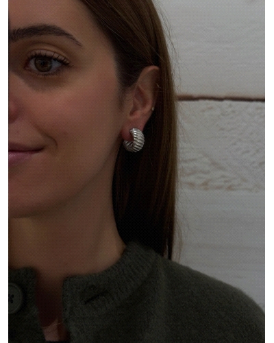 <P>Pendientes de plata de primera ley (925) bañados en oro amarillo de 18kt.</P>
<P>Cierre de presión.</P>
<P>Medida: 2 x 1 cm