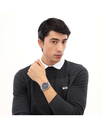 Este reloj BOSS Hombre en acero plateado con esfera azul con textura y diferentes niveles rezuma elegancia y sencillez. Subesfer