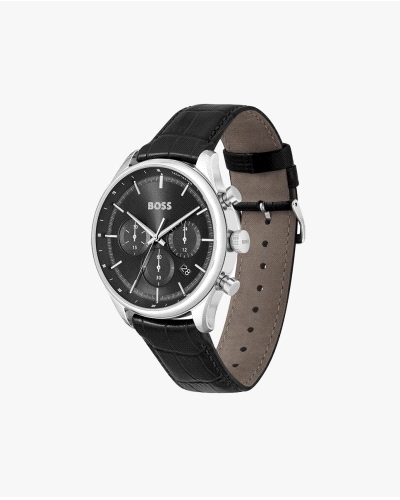 Su caja redonda de 45 mm de diámetro está fabricada en acero inoxidable y aloja una esfera en color negro con acabado “sun-ray” 