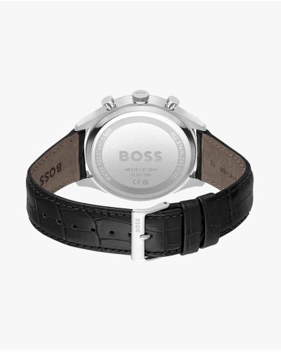 Su caja redonda de 45 mm de diámetro está fabricada en acero inoxidable y aloja una esfera en color negro con acabado “sun-ray” 