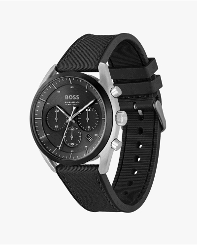 Presenta una caja redonda de acero inoxidable de aproximadamente 44 mm de diámetro con esfera negra, acompañada de una correa de