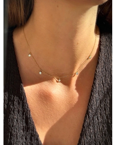 <P>Collar de oro amarillo 9k y 5 circonitas en chatón.</P>
<P>Largo de cadena: 40- 42 cm<BR></P>