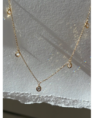 <P>Collar de oro amarillo 9k y 5 circonitas en chatón.</P>
<P>Largo de cadena: 40- 42 cm<BR></P>