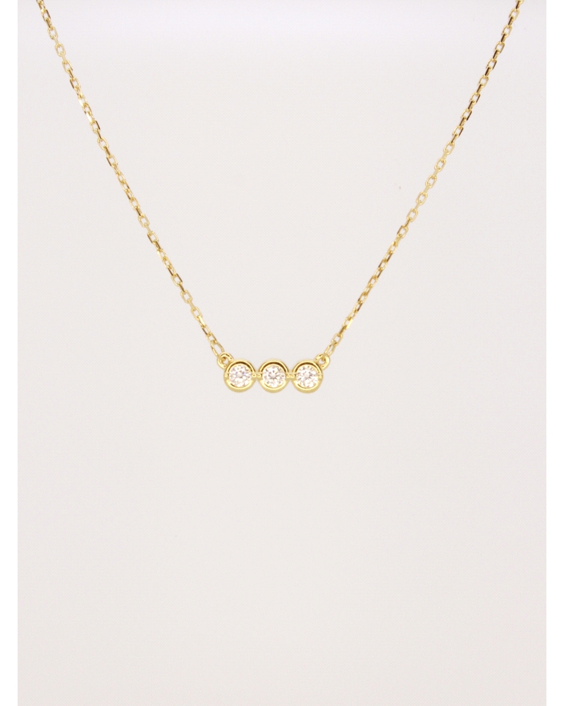 <P>Collar de oro amarillo 9k y 3&nbsp;circonitas.</P>
<P>Medida de colgante: 3 x&nbsp;9 mm</P>
<P>Largo cadena: 40- 42 cm<BR><