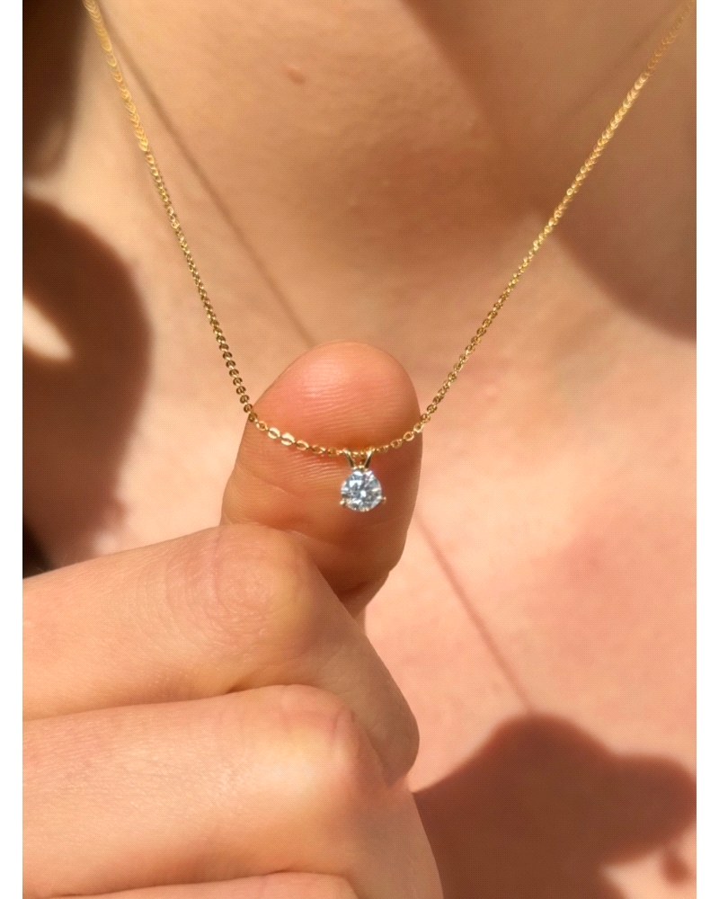 <P>Collar de oro amarillo 9k y diamante de laboratorio.</P>
<P>Medida de colgante: 0,25 qt</P>
<P>Largo de cadena: 40- 42 cm</