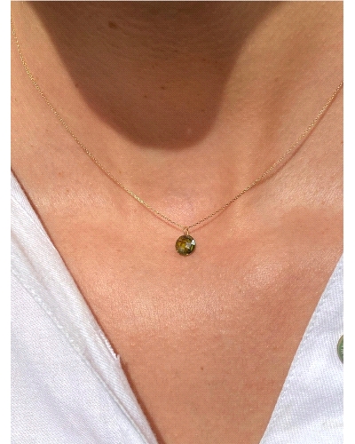 <P>Collar de oro amarillo 18k y circonita oliva.</P>
<P>Medida de colgante:&nbsp;6 x&nbsp;6 mm</P>
<P>Largo de cadena: 40 cm<B