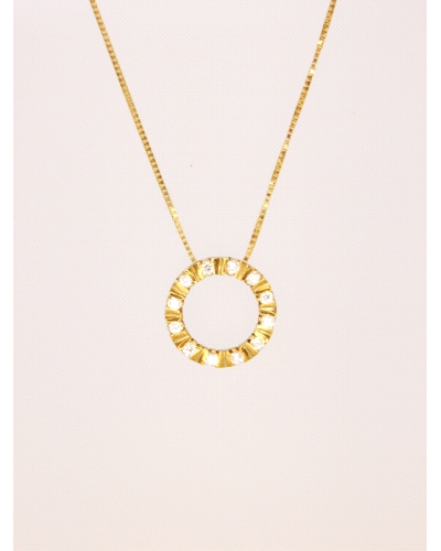 <P>Collar de oro amarillo 18k y circonitas blancas.</P><BR>
<P>Medida de colgante:&nbsp;12 mm diametro exterior.</P><BR>
<P>La