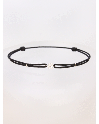 <P>Pulsera de oro blanco 9k, cuatro garras con circonita y cordon ajustable a todas las medidas.</P>
<P>Medida&nbsp;pieza centr