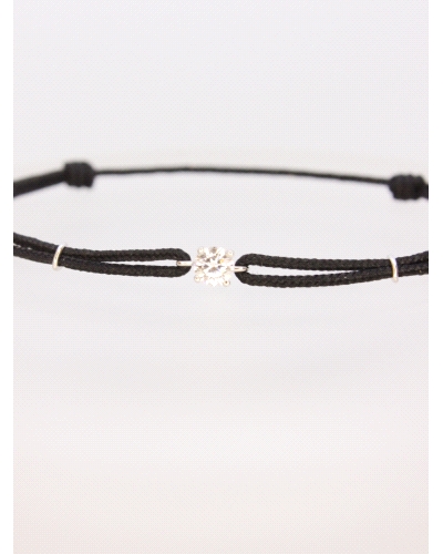 <P>Pulsera de oro blanco 9k, cuatro garras con circonita y cordon ajustable a todas las medidas.</P>
<P>Medida&nbsp;pieza centr