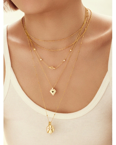 <P>Colar de plata (925) con baño de oro amarillo.</P>
<P>Medida: Ajustable a 42,5cm , 45cm y 48cm</P>