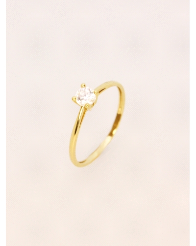 <P>Anillo de oro amarillo de 9 quilates, solitario con una circonita blanca.</P>
<P>Si necesitas una talla distinta a la indica
