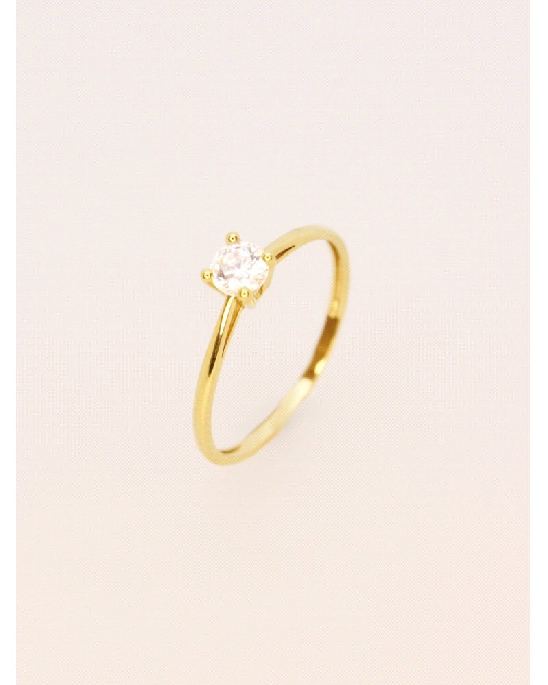 <P>Anillo de oro amarillo de 9 quilates, solitario con una circonita blanca.</P>
<P>Si necesitas una talla distinta a la indica