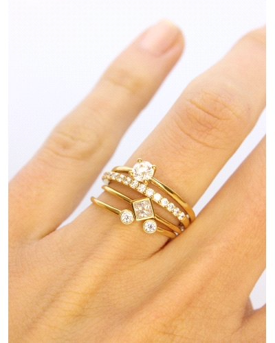 <P>Anillo de oro amarillo de 9 quilates, solitario con una circonita blanca.</P>
<P>Si necesitas una talla distinta a la indica