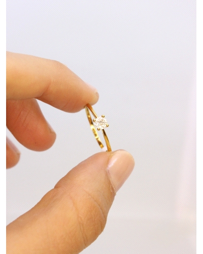 <P>Anillo de oro amarillo de 9 quilates, solitario con una circonita blanca.</P>
<P>Si necesitas una talla distinta a la indica