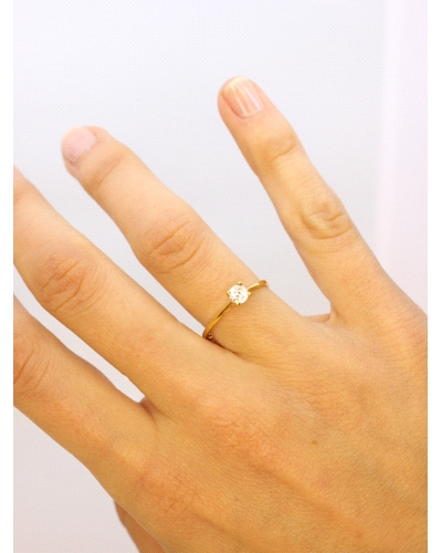 <P>Anillo de oro amarillo de 9 quilates, solitario con una circonita blanca.</P>
<P>Si necesitas una talla distinta a la indica