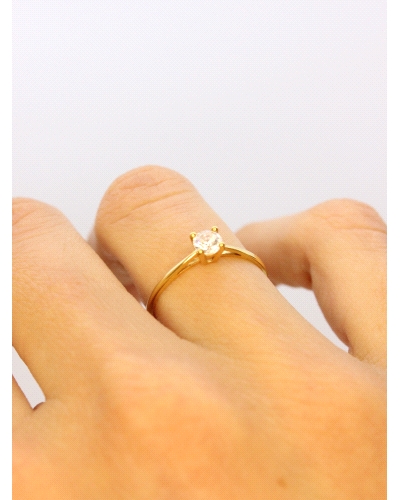 <P>Anillo de oro amarillo de 9 quilates, solitario con una circonita blanca.</P>
<P>Si necesitas una talla distinta a la indica
