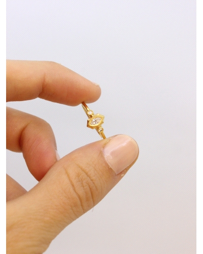 <P>Anillo de oro amarillo de 9 quilates con circonitas blancas.</P>
<P>Si necesitas una talla distinta a la indicada en la caja