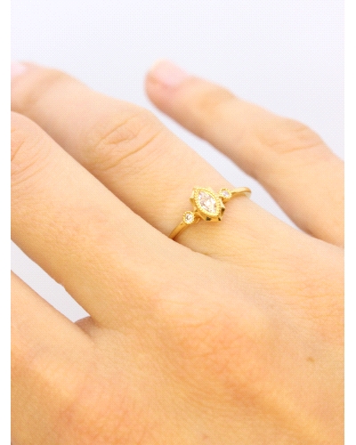 <P>Anillo de oro amarillo de 9 quilates con circonitas blancas.</P>
<P>Si necesitas una talla distinta a la indicada en la caja
