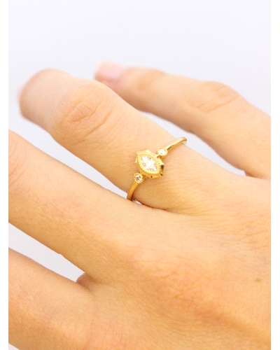 <P>Anillo de oro amarillo de 9 quilates con circonitas blancas.</P>
<P>Si necesitas una talla distinta a la indicada en la caja