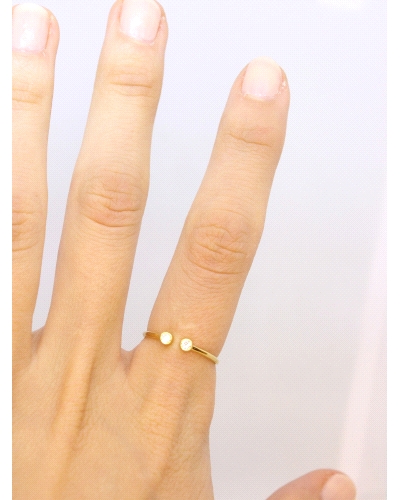 <P>Anillo de oro amarillo de 9 quilates con&nbsp;dos circonitas blancas.</P>
<P>Si necesitas una talla distinta a la indicada e