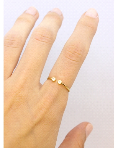 <P>Anillo de oro amarillo de 9 quilates con&nbsp;dos circonitas blancas.</P>
<P>Si necesitas una talla distinta a la indicada e
