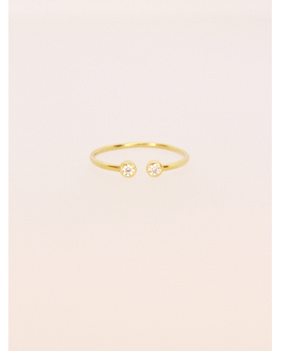 <P>Anillo de oro amarillo de 9 quilates con&nbsp;dos circonitas blancas.</P>
<P>Si necesitas una talla distinta a la indicada e