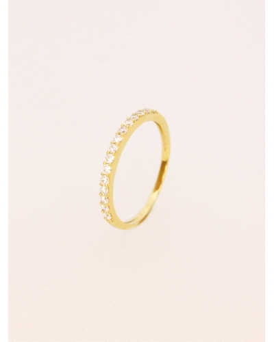 <P>Anillo de oro amarillo de 9 quilates, media alianza de circonitas blancas.</P>
<P>Si necesitas una talla distinta a la indic