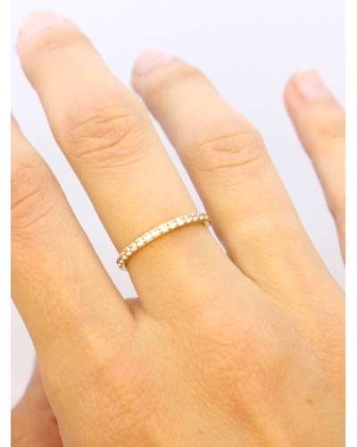 <P>Anillo de oro amarillo de 9 quilates, media alianza de circonitas blancas.</P>
<P>Si necesitas una talla distinta a la indic