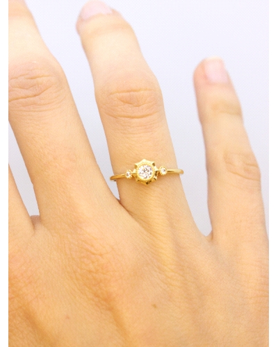 <P>Anillo de oro amarillo de 9 quilates con circonita blanca.</P>
<P>Si necesitas una talla distinta a la indicada en la caja d