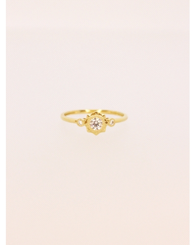 <P>Anillo de oro amarillo de 9 quilates con circonita blanca.</P>
<P>Si necesitas una talla distinta a la indicada en la caja d