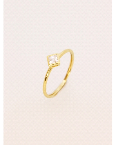 Anillo de oro amarillo de 9 quilates con una circonita blanca en talla cuadrada.<BR><BR>Si necesitas una talla distinta a la ind