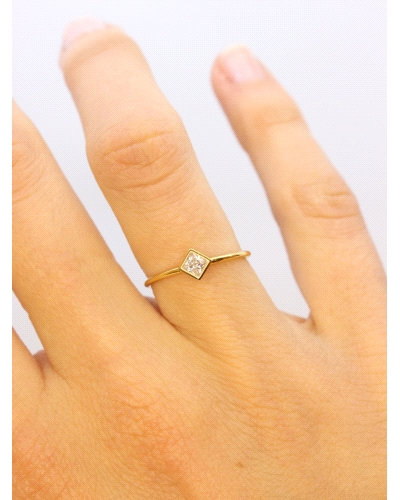 Anillo de oro amarillo de 9 quilates con una circonita blanca en talla cuadrada.<BR><BR>Si necesitas una talla distinta a la ind