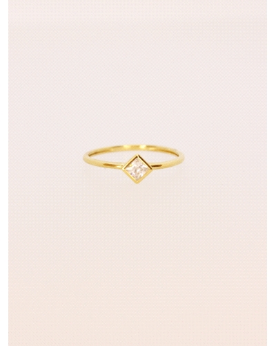 Anillo de oro amarillo de 9 quilates con una circonita blanca en talla cuadrada.<BR><BR>Si necesitas una talla distinta a la ind