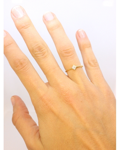 Anillo de oro amarillo de 9 quilates con una circonita blanca en talla cuadrada.<BR><BR>Si necesitas una talla distinta a la ind