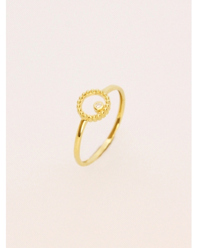 <P>Anillo de oro amarillo de 9 quilates con una circonita blanca.</P>
<P>Si necesitas una talla distinta a la indicada en la ca