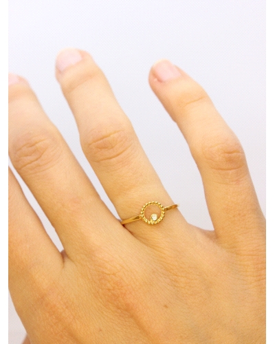 <P>Anillo de oro amarillo de 9 quilates con una circonita blanca.</P>
<P>Si necesitas una talla distinta a la indicada en la ca
