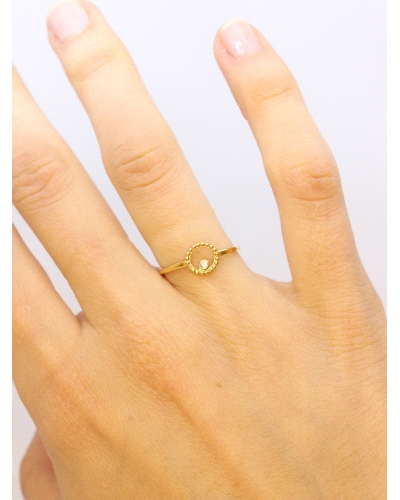<P>Anillo de oro amarillo de 9 quilates con una circonita blanca.</P>
<P>Si necesitas una talla distinta a la indicada en la ca