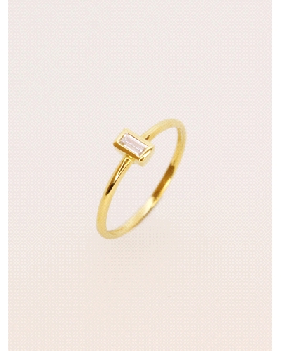<P>Anillo de oro amarillo de 9 quilates con una circonita blanca&nbsp;en talla baguette.</P>
<P>Si necesitas una talla distinta