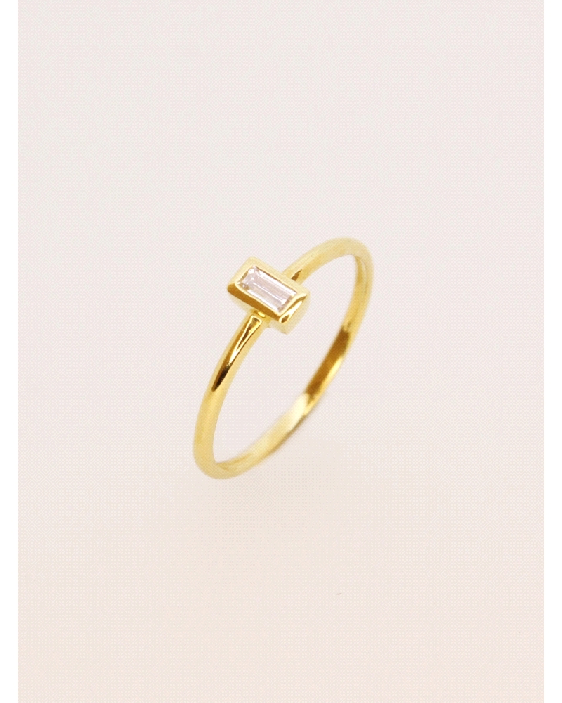 <P>Anillo de oro amarillo de 9 quilates con una circonita blanca&nbsp;en talla baguette.</P>
<P>Si necesitas una talla distinta