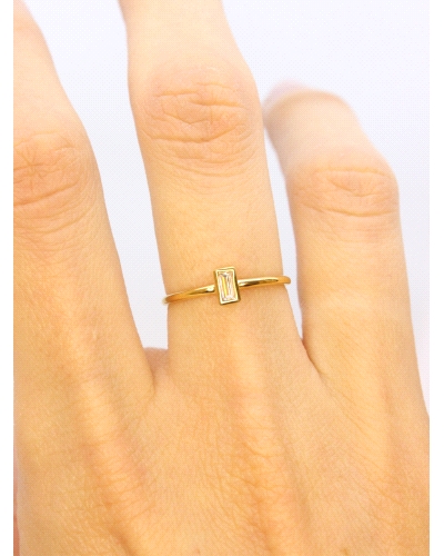 <P>Anillo de oro amarillo de 9 quilates con una circonita blanca&nbsp;en talla baguette.</P>
<P>Si necesitas una talla distinta