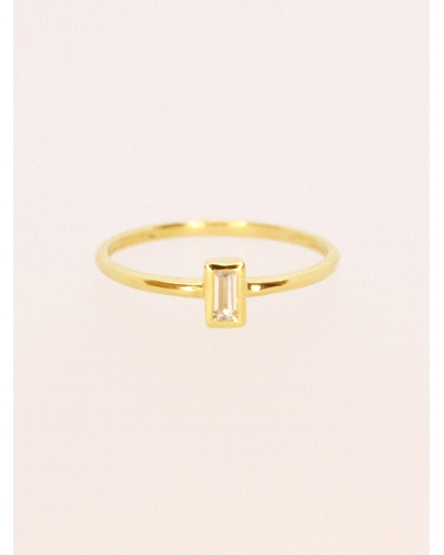 <P>Anillo de oro amarillo de 9 quilates con una circonita blanca&nbsp;en talla baguette.</P>
<P>Si necesitas una talla distinta