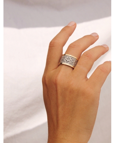 <P>Anillo de plata de ley (925) y láminas de oro macizo. </P>
<P>Espinelas blancas.</P>
<P>13 mm de ancho.</P>
<P>Si necesita