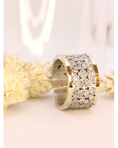 <P>Anillo de plata de ley (925) y láminas de oro macizo. </P>
<P>Espinelas blancas.</P>
<P>13 mm de ancho.</P>
<P>Si necesita