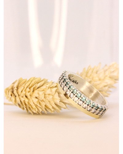 <P>Anillo de plata de ley (925) y láminas de oro macizo. </P><BR>
<P>Espinelas verdes.</P><BR>
<P>Si necesitas una talla disti