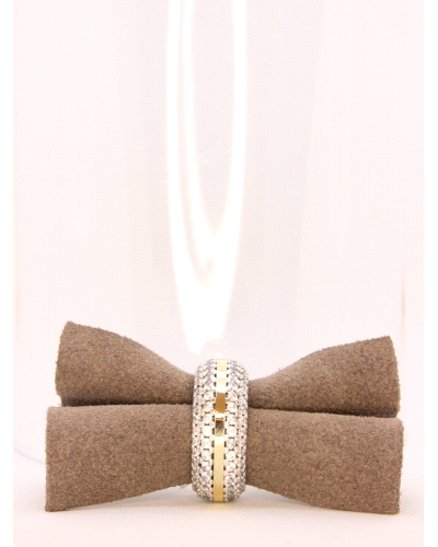 <P>Anillo de plata de ley (925) y láminas de oro macizo. </P>
<P>Espinelas blancas.</P>
<P>Si necesitas una talla distinta a l