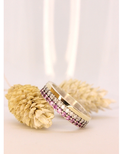 <P>Anillo de plata de ley (925) y láminas de oro macizo. </P>
<P>Espinelas fucsia.</P>
<P>Si necesitas una talla distinta a la