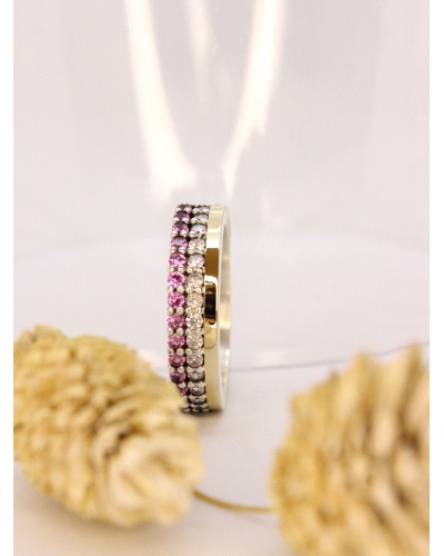 <P>Anillo de plata de ley (925) y láminas de oro macizo. </P>
<P>Espinelas fucsia.</P>
<P>Si necesitas una talla distinta a la